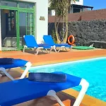 Casa Kerrie, Private And Communal Pools, Sunny Terrace, Air Conditioning Prázdninový dům Playa Blanca (Lanzarote)